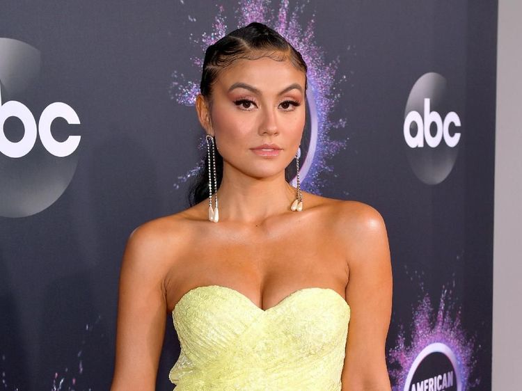 Gaya Agnez Mo di Red Carpet AMAs 2019