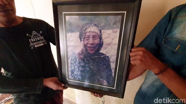 Almarhumah Mak Erot dan terapinya yang legendaris.