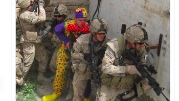 Jones digambarkan sebagai badut di antara pemain MU lain. Foto: istimewa