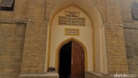 170 kilometer ke arah selatan dari Makhachkala, terdapat kota tua Derbent yang telah berumur sekitar 2 ribu tahun bahkan lebih. Di kota itu juga terdapat masjid tertua yang dibangun tahun 734 atau 10 tahun setelah Nabi Muhammad SAW wafat pada zaman Kekhalifahan Rasyidin di bawah Abu Bakar, melalui peperangan (Foto: Tim detikcom)