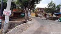 Tempat praktik Mak Erot berada di persimpangan yang dikenal dengan sebutan Simpang Mak Erot. Persimpangan itu merupakan jalan yang bercabang salah satunya menuju ke Provinsi Banten dan cabang lainnya ke lokasi Kampung Cigadog (Syahdan Alamsyah/detikcom)