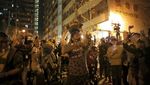 Sorak Sorai Warga Hong Kong Rayakan Kemenangan Partai Pro-Demokrasi