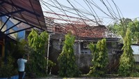 Tak hanya bangunan perkantoran, angin kencang tersebut juga merobohkan tower pemancar radio yang menimpa salah satu rumah warga.