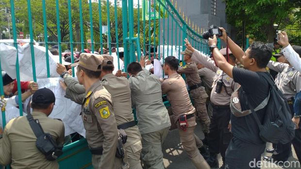 Demo PKL kawasan Puncak di kantor Bupati Bogor, Senin (25/11/2019)