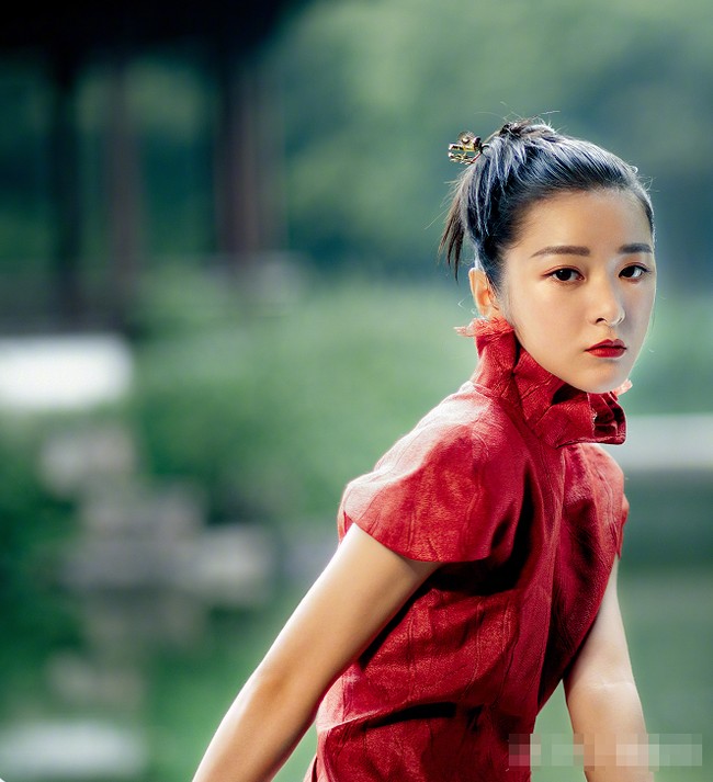 Xu Jiao pernah mengungkapkan dalam sebuah wawancara kalau dia merasa tertekan karena menjadi sorotan orang banyak. Itu salah satu alasan mengapa saya berangkat ke Amerika untuk belajar. Dengan pergi ke luar negeri. Saya bisa menyeimbangkan antara ketenaran dan mempertahankan ruang saya sendiri, dan antara bekerja dan belajar, katanya. Foto: Dok. Weibo with new cosplay