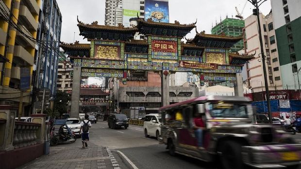 Traffic passes under the new (2015) Chinatown arch in Manila, Philippines (July 27, 2019)