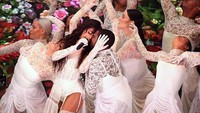 Bak pengantin, Camila tampil dengan gaun putih menerawang. Kevin Winter/Getty Images for dcp