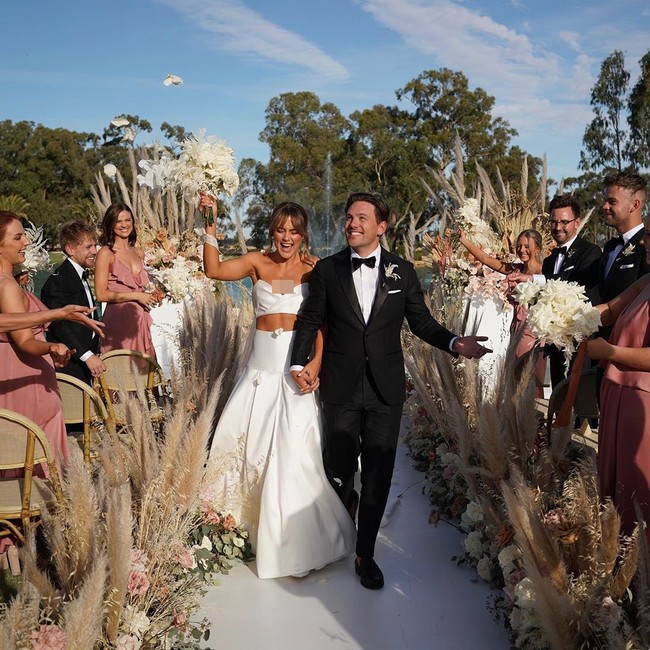 Steph menikah dengan Josh Miller akhir pekan lalu dengan pesta resepsi yang cukup glamour. Hal tersebut bisa dilihat dari gaun cantiknya. Foto: instagram @stephclairesmith