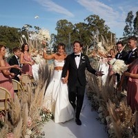 Steph menikah dengan Josh Miller akhir pekan lalu dengan pesta resepsi yang cukup glamour. Hal tersebut bisa dilihat dari gaun cantiknya. Foto: instagram @stephclairesmith