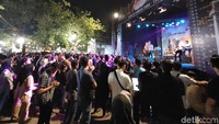 Piknik 72 menjadi lagu pembuka David Bayu dan kawan-kawan di atas panggung.