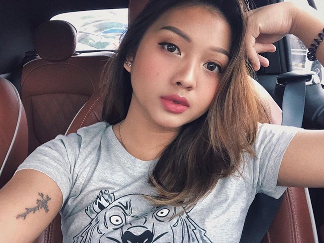 Sharonia juga mengklaim bahwa ia dan teman-temannya diperlakukan seperti penjahat. Namun, setelah investigasi polisi dilakukan, dugaan obat-obatan itu ternyata bukan narkoba, melainkan bubuk tawas, sejenis deodoran yang terbuat dari garam mineral. Foto: Instagram @sharoniaparuntu