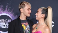 Dua Lipa dan Anwar Hadid bahkan tidak segan mengumbar kemesraan mereka. Foto: Getty Images