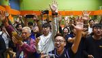 Sorak Sorai Warga Hong Kong Rayakan Kemenangan Partai Pro-Demokrasi