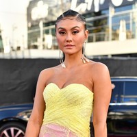Dua tahun setelahnya, Agnez Mo kembali melenggang di karpet merah American Music Awards. Kali ini di ajang American Music Awards 2019 yang digelar di Microsoft Theater, Los Angeles, California, AS, pada Minggu (24/11/2019) atau Senin pagi WIB, Agnez mengandalkan arahan fashion stylist Zoe Costello yang juga menangani penyanyi Halsey. Foto: Getty Images