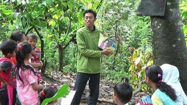 Khalik awalnya sangat miris melihat kondisi anak-anak di kampung itu.