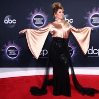 Sorotan tertuju pada Shania Twain ketika sang penyanyi country melangkahkan kakinya di karpet merah American Music Awards (AMAs) 2019, Minggu (24/11/2019). Penampilan tersebut menjadi perdana baginya setelah 16 tahun absen. (Foto: Getty Images)