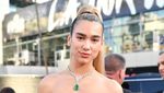 A Lady In Pink! Dua Lipa Memesona di Red Carpet AMAs 2019