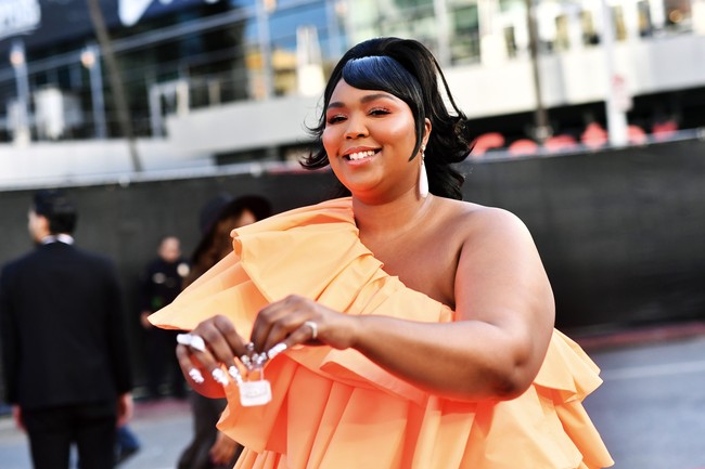 Cuma ada tiga di dunia, ungkap penyanyi 31 tahun itu seperti dikutip People. Ada tampon di dalam, tequila dan kondom, seloroh Lizzo. (Foto: Getty Images)
