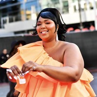 Cuma ada tiga di dunia, ungkap penyanyi 31 tahun itu seperti dikutip People. Ada tampon di dalam, tequila dan kondom, seloroh Lizzo. (Foto: Getty Images)