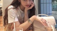 Momen seru Goo Hara saat ngopi di kafe tidak hanya itu saja. Seperti pada momen yang satu ini ia memesan banyak menu minuman segar. Senang, pesan banyak dari beri tahu semua orang, tulisnya di keterangan foto. Foto: Instagram @Koohara__