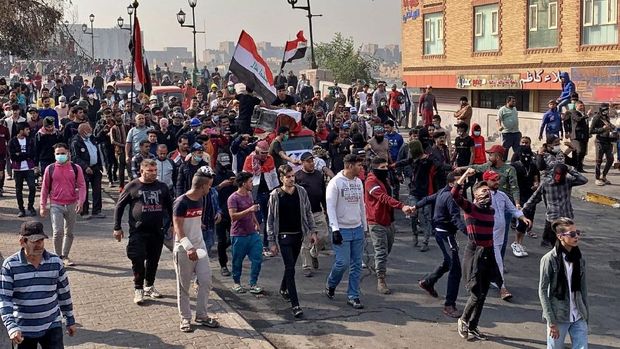 Demonstran Irak membawa peti mati salah satu korban tewas saat bentrokan