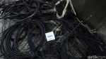 Kabel Semrawut di Kramat Raya Dibabat Habis