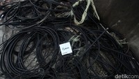 Kabel-kabel tersebut kebanyakan dari viber optik atau kabel internet.