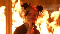 Dalam ajang tersebut, Billie tampil membawakan All the Good Girls Go to Hell. Kevin Winter/Getty Images for dcp