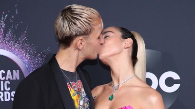 Bikin Heboh! Ini Momen Dua Lipa Cium Anwar Hadid di AMAs 2019