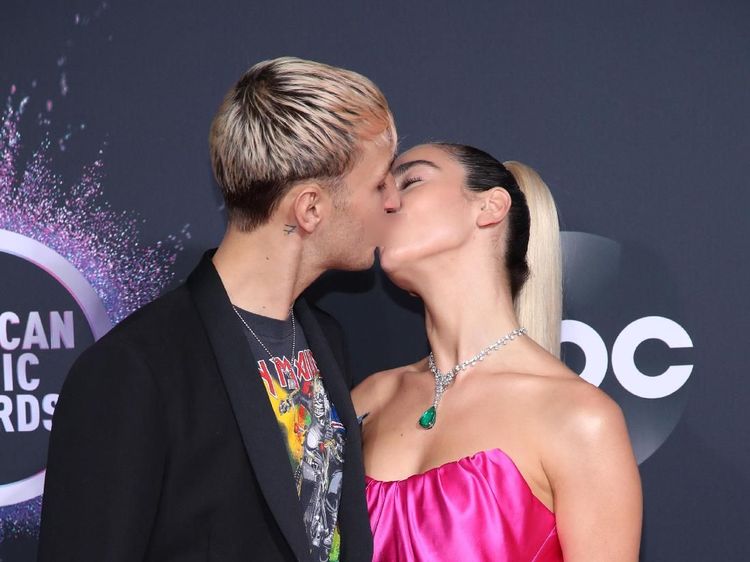 Bikin Heboh! Ini Momen Dua Lipa Cium Anwar Hadid di AMAs 2019