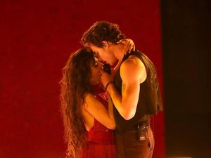 Mesranya Camila Cabello dan Shawn Mendes di American Music Awards 2019