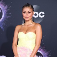 Untuk momen spesial tersebut, Agnez Mo menebar pesonanya dengan gaun kuning lace yang menerawang dari Blumarine. Hadir dengan gaya strapless dan neckline berbentuk hati, gaun tersebut mengekspos bahu bidang perempuan 33 tahun itu. (Foto: Getty Images)