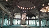 Masjid Jami Makhachkala dapat menampung sekitar 17 ribu jamaah, dibanding Masjid Katedral Moskow yang hanya menampung 10 ribu orang. Bahkan saat ini sedang dibangun Islamic Center di tanah seluas 35 ha, dengan masjid yang akan mampu menampung sekitar 50 ribu jamaah (Foto: Tim detikcom)