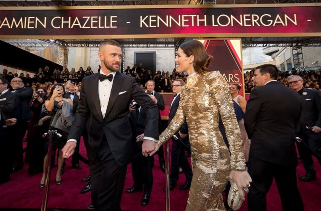 5. Skandal Perselingkuhan Kini, rumah tangga Justin dan Jessica tengah diterpa isu perselingkuhan. Pada akhir pekan kemarin, Justin kepergok bergandengan tangan di bawah meja bar dengan aktris Alisha Wainwright yang merupakan lawan mainnya di film Palmer.  Foto: Getty Images