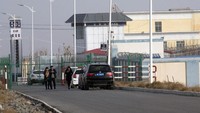 Dokumen tersebut merinci upaya pemerintah China mencuci otak ratusan ribu Muslim secara sistematis dalam jaringan kamp-kamp penjara dengan penjagaan ketat. Pemerintah China telah berkali-kali mengklaim bahwa kamp-kamp yang terletak di wilayah Xinjiang barat itu menawarkan pendidikan dan pelatihan secara sukarela. Tapi dokumen-dokumen resmi, yang dibaca BBC Panorama, menunjukkan bagaimana para tahanan dikurung, diindoktrinasi, dan dihukum. AP Photo.