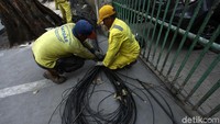 Kabel-kabel tersebut dipangkas guna merapihkan kawasan Kramat Raya.