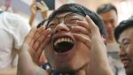 Sorak Sorai Warga Hong Kong Rayakan Kemenangan Partai Pro-Demokrasi