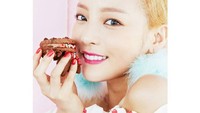Berpose sambil sambil memegang kue cokelat, senyum Goo Hara nampak sumringah. Sayangnya senyum manis tersebut tak dapat lagi terlihat di wajah Goo Hara. Foto: Instagram @Koohara__