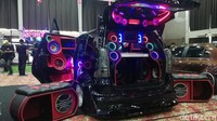Dari sisi eksterior mobil ini dibekali wide body, pintu custom terbuka ke atas dan tambahan moonroof.   Foto: Rizki Pratama