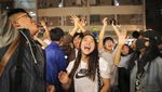 Sorak Sorai Warga Hong Kong Rayakan Kemenangan Partai Pro-Demokrasi