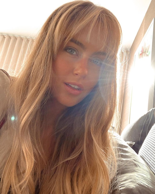 Steph menikah dengan Josh di taman yang sama di mana Josh melamar wanita 25 tahun. Pasangan yang sudah saling kenal sejak kecil tersebut mengubah taman menjadi tempat yang romatis dan indah untuk mengucap janji suci mereka dan mengundang teman dan keluarga. Foto: instagram @stephclairesmith