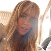 Steph menikah dengan Josh di taman yang sama di mana Josh melamar wanita 25 tahun. Pasangan yang sudah saling kenal sejak kecil tersebut mengubah taman menjadi tempat yang romatis dan indah untuk mengucap janji suci mereka dan mengundang teman dan keluarga. Foto: instagram @stephclairesmith