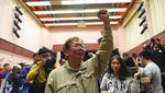 Sorak Sorai Warga Hong Kong Rayakan Kemenangan Partai Pro-Demokrasi