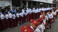 Menyalami guru oleh para siswa tersebut dalam rangka memperingati Hari Guru yang serentak dilaksanakan di seluruh Indonesia. ANTARA FOTO/Septianda Perdana.