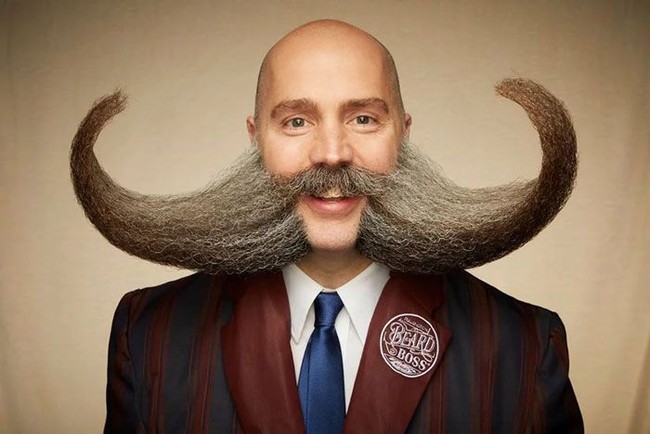 Jenggot dan kumis pria yang satu ini dibuat seperti tanduk. (Foto: Greg Anderson via BoredPanda)