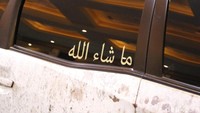Alfayed juga memasang stiker Masyaallah di samping mobil kiri-kanannya.