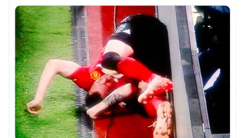 Netizen pun menyindir aksi konyolnya di lapangan. Foto: istimewa