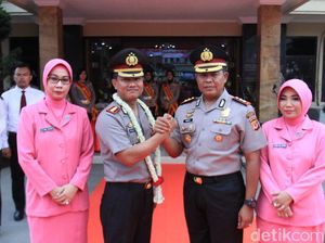 Serah Terima Jabatan Kapolres Bandung Disambut Atraksi Debus
