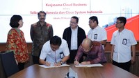 Komisaris Utama Telkom Indonesia Rhenald Kasali bersama Direktur Utama Telkom Indonesia Ririek Adriansyah, Direktur Digital Business Telkom Indonesia Faizal R. Djoemadi, Managing Director Service Provider Cisco ASEAN Dharmesh Malhotra, dan Director Operation-Service Provider Cisco Systems Indonesia Meygin Agustina menyaksikan penandatanganan Non Disclosure Agreement kerjasama pengembangan bisnis cloud antara Telkom Indonesia dan Cisco Systems Indonesia yang dilakukan oleh SVP Media & Digital Business Telkom Indonesia Joddy Hernady bersama Country Services Delivery Manager Cisco Systems Indonesia Marcos Samosir di Jakarta, Senin (25/11). Foto: dok. Telkom