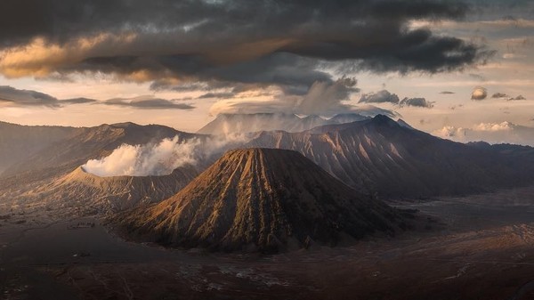 Traveler pasti tahu dong ini di mana? Yap ternyata pilot ini juga sampai ke Indonesia. Ini adalah pemandangan indah dari Bromo Tengger Semeru. (Lee Mumford/instagram) Traveler pasti tahu dong ini di mana? Yap ternyata pilot ini juga sampai ke Indonesia. Ini adalah pemandangan indah dari Bromo Tengger Semeru. (Lee Mumford/instagram)
